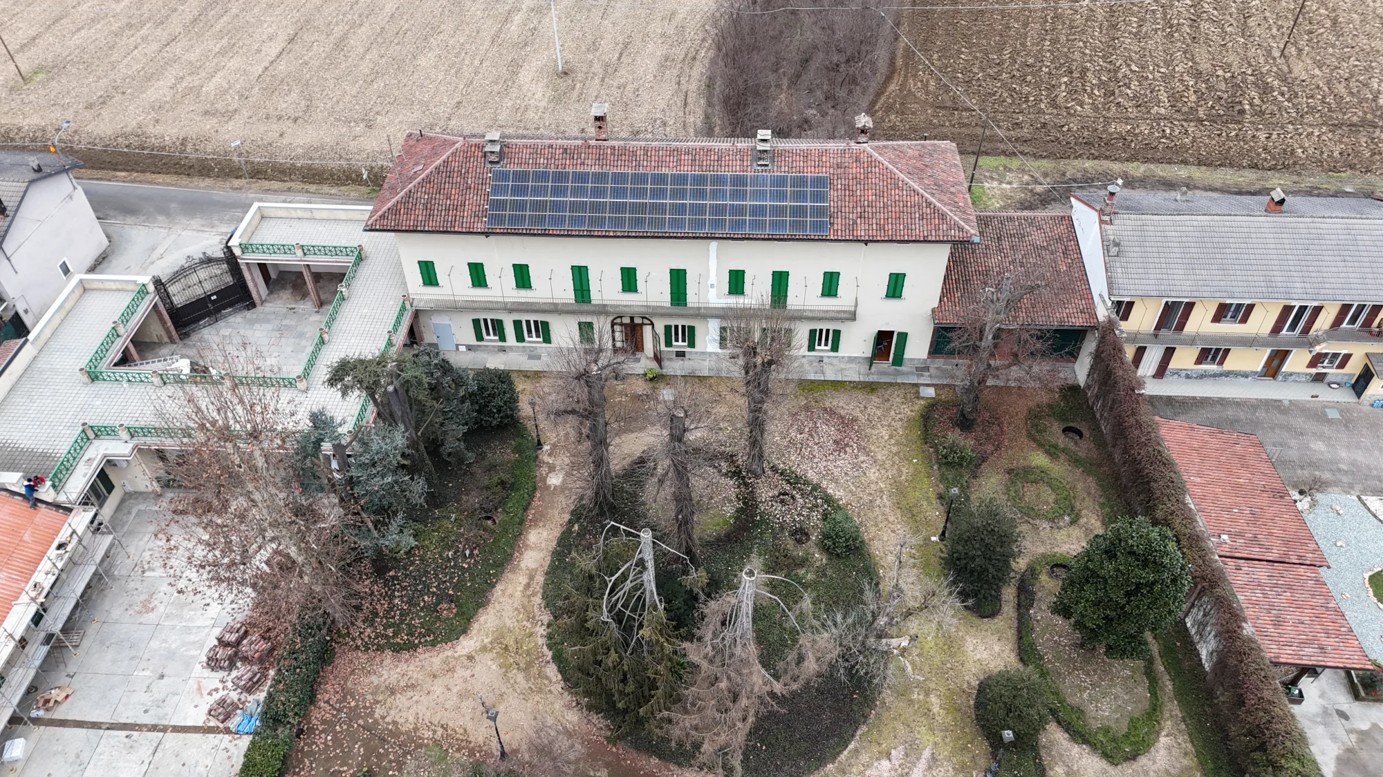 Villa con impianto fotovoltaico sul tetto, vista dal drone
